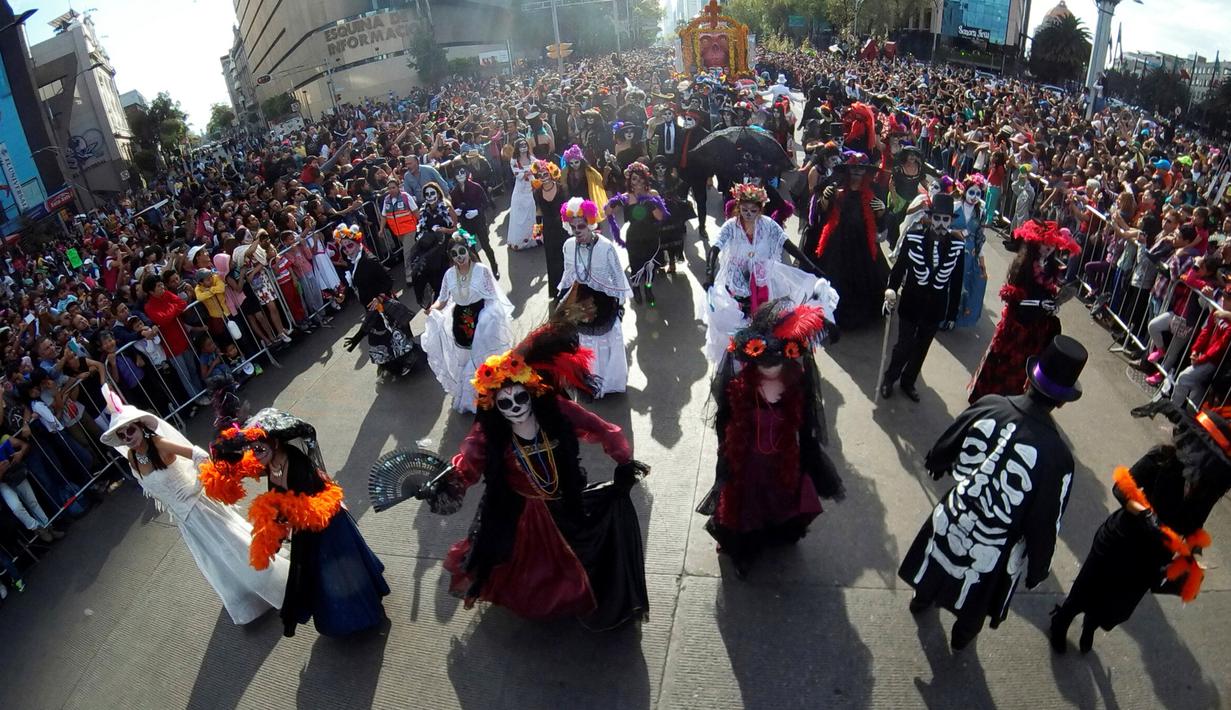 Masyarakat Meksiko percaya bahwa pada tanggal 1 November, dipercaya roh anak-anak yang sudah meninggal akan kembali ke rumah dan di hari selanjutnya, giliran roh orang yang dewasa, Meksiko, Sabtu, (29/10).  (REUTERS / Carlos Jasso)