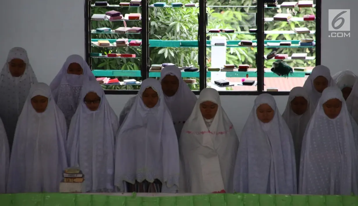 Santriwati melakukan salat berjamaah di Pesantren Tarbiyah Islamiyah Ar-Raudlatul Hasanah, Medan, Sumatera Utara (21/5). Setiap Ramadan para santri melakukan salat dan tadurus Alquran berjamaah. (Liputan6.com/Reza Perdana)
