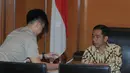 Beberapa kali, wajah Jokowi tampak kusut sebelum menandatangani lembaran surat, Jakarta, Rabu (17/9/14). (Liputan6.com/Herman Zakharia)