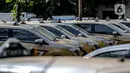 Ratusan mobil taksi terlihat mangkrak di kawasan Kranggan, Jati Sampurna, Bekasi, Jawa Barat, Jumat (18/9/2020). Masa pandemi COVID-19 membuat sejumlah perusahaan transportrasi umum mengurangi jam operasional guna menekan biaya perawatan. (Liputan6.com/Faizal Fanani)