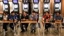 Konferensi pers peluncuran Darts Station yang di hadiri oleh Ketua Dewan Pembina PORADI, Hendy Lim (tengah) di lantai F7 FX Sudirman, Senayan, Jakarta pada Sabtu (15/11/2025). (Bola.com/Abdul Aziz)