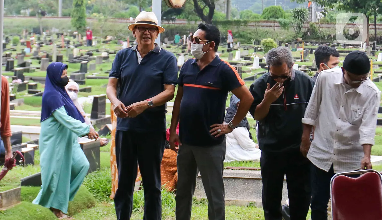 <p>Aktor senior Roy Marten (topi) menghadiri pemakaman rekan seprofesinya, Mieke Wijaya, di TPU Tanah Kusir, Jakarta, Rabu (4/5/2022). Mieke Wijaya meninggal dunia pada Selasa, 3 Mei 2022 di Jakarta. Ia meninggal dunia pada usia 82 tahun. (Liputan6.com/Herman Zakharia)</p>