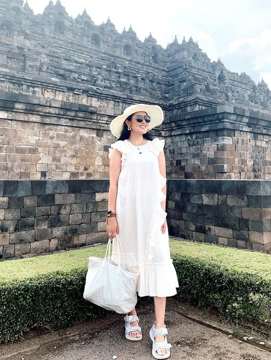 Kuasa hukumnya menegaskan, keinginan Nindy bercerai sudah ada sebelum sang suami tertangkap. Jadi tidak ada kaitannya dengan kasus yang menjerat suaminya tersebut. (Instagram/nindyparasadyharsono)