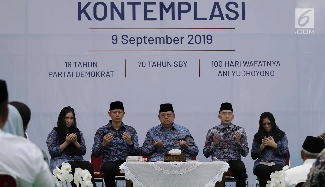 Ketua Umum Partai Demokrat Susilo Bambang Yudhoyono didampingi dua putra dan menantunya dalam acara malam kontemplasi di Pendopo Puri Cikeas, Bogor, Senin (9/9/2019). Acara untuk memperingati HUT ke-18 Partai Demokrat, hari lahir SBY dan 100 hari kepergian Ani Yudhoyono. (Liputan6.com/Faizal Fanani)