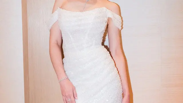 Potret Ameera Khan dengan Outfit Putih. (instagram/littlemisskhan)