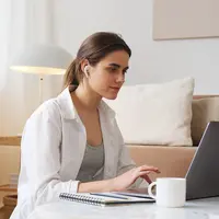 Ilustrasi Mendengarkan Musik Credit: pexels.com/Artem