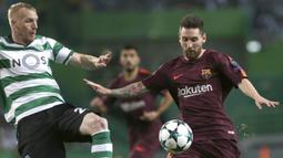 Bintang Barcelona, Lionel Messi, berebut bola dengan bek Sporting Lisbon, Jeremy Mathieu, pada laga Liga Champions di Stadion Alvalade, Lisbon, Rabu (27/9/2017). Sporting kalah 0-1 dari Barcelona. (AFP/Armando Franca)