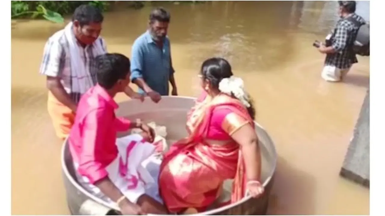 Akibat Banjir, Pengantin Ini Rela Naik Panci Besar Menuju Lokasi Pernikahan