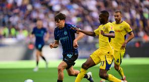 Penyerang muda Inter Milan, Mattia Mosconi, berebut bola dengan bek Hellas Verona, Jean-Daniel Akpa-Akpro, dalam pertandingan Serie A Italia antara Inter Milan melawan Hellas Verona di Stadion San Siro, Milan, pada 17 Mei 2026. (Marco BERTORELLO / AFP)