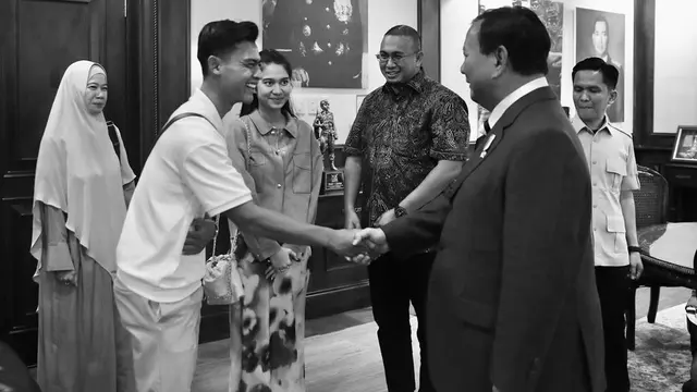 6 Potret Pratama Arhan dan Azizah Salsha Kunjungi Kantor Prabowo, Didoakan Langgeng