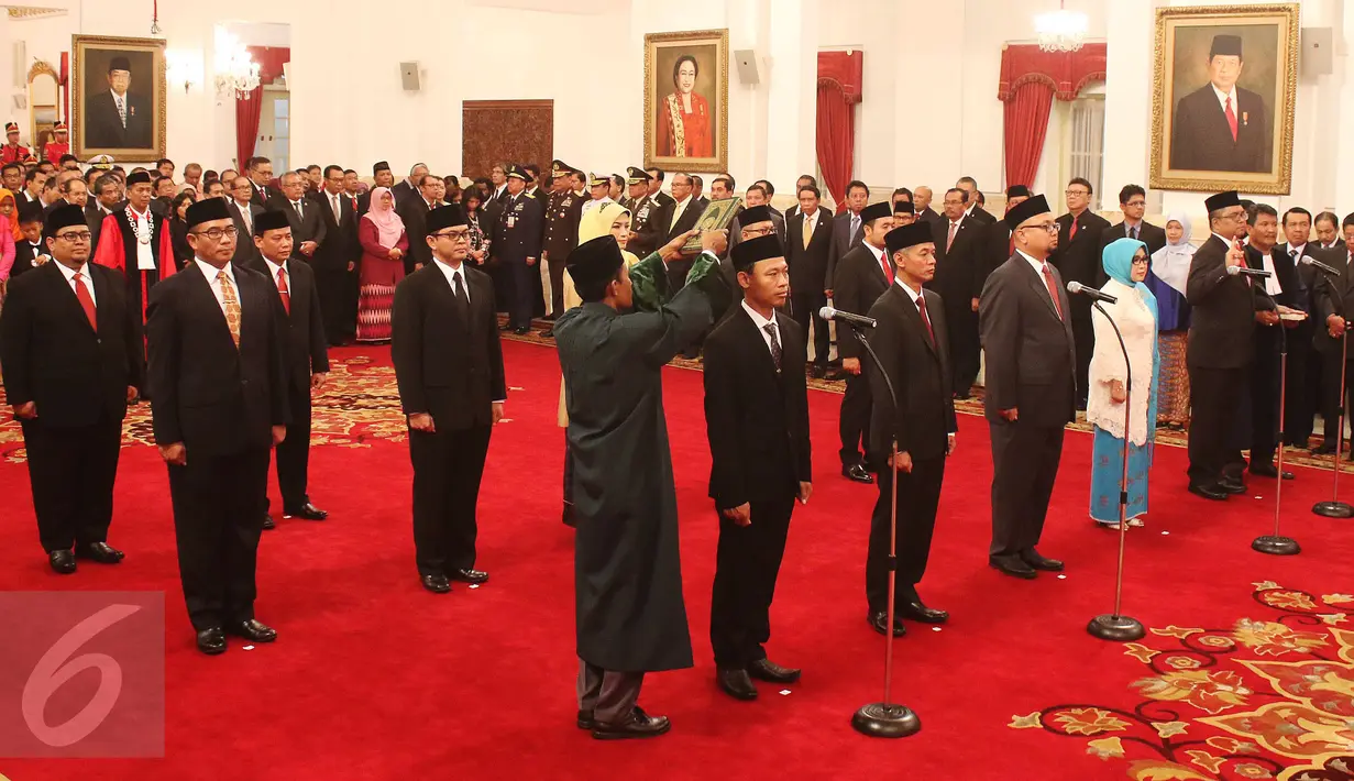 Tujuh komisioner KPU dan lima komisioner Bawaslu periode 2017-2022 diambil sumpahnya dalam acara pelantikan diri di Istana Negara, Jakarta, Selasa (11/4). Mereka dilantik sebagai komisioner oleh Presiden Joko Widodo atau Jokowi (Liputan6.com/Angga Yuniar)