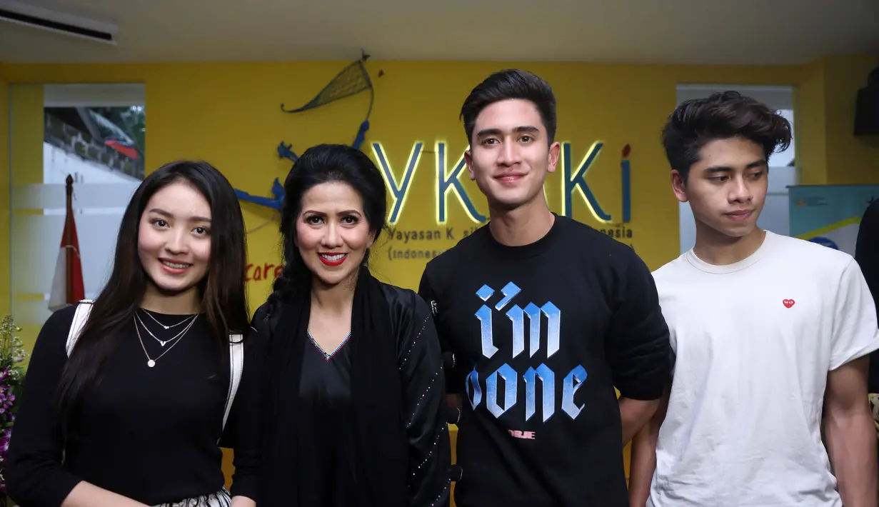 Di ulang tahun Venna Melinda yang ke-45 tahun, Verrell Bramasta melantunkan doa agar sang mama selalu bahagia dan dijauhkan dari segala masalah. Ia juga berharap agar bisa terus bersama-sama dengan mamanya. (Nurwahyunan/Bintang.com)