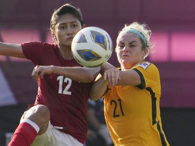 Timnas Indonesia Putri harus mengakui keunggulan Australia pada laga Piala Asia Putri 2022 di Mumbai Football Arena, Mumbai, India, Jumat (21/1/2022). (AP/Rajanish Kakade)