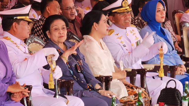 Presiden Ke-5 RI Megawati Soekarnoputri meresmikan KRI Bung Karno-369 di Dermaga Kolinlamil TNI Angkatan Laut, Jakarta.