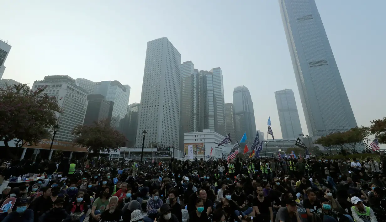 Demonstran berkumpul untuk menunjukkan dukungan untuk Uighur dan perjuangan mereka terhadap hak azasi manusia di Hong Kong, Minggu (22/12/2019). Demonstran memprotes kebijakan China terkait minoritas Uighur. (AP Photo/Lee Jin-man)