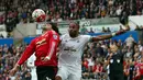 Pemain MU, Marouane Fellaini, berebut bola dengan pamain Swansea City, Ashley Williams di Stadion Liberty, Swansea, Wales, Inggris Raya. Minggu (30/8/2015). (EPA/Geoff Caddick)