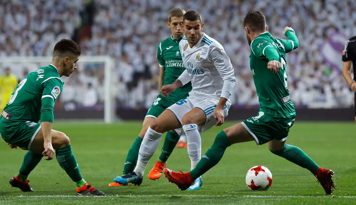 Real Madrid, Theo Hernandez berusaha menguasai bola dengan kawalan pemain bola Leganes pada leg kedua perempatfinal Copa del Rey di Santiago Bernabeu, Kamis (25/1). Real Madrid tersisih oleh Leganes pada perempat final dengan skor 1-2. (AP/Francisco Seco)