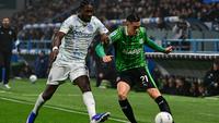 Bek asal Indonesia, Jay Idzes, berduel memperebutkan bola dengan penyerang Inter Milan, Marcus Thuram, dalam pertandingan Liga Italia Serie A antara Sassuolo dan Inter Milan di Stadion Mapei, Reggio Emilia, Italia, pada 8 Februari 2026. (Piero CRUCIATTI / AFP)