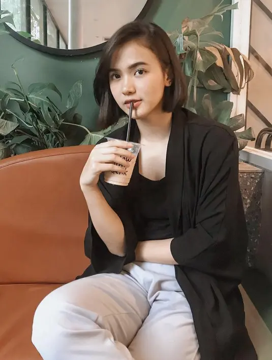 <p>Nandhira tampil kasual dengan inner hitam yang serasi dengan outernya, dipadukan pants. Cantik dengan gaya rambut bobnya. @nandiraraa</p>