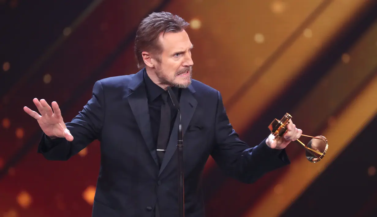 Aktor AS Liam Neeson memberi ucapan saat menerima penghargaan dalam acara Golden Camera di Hamburg, Jerman (22/2). Liam Neeson menerima penghargaan atas karirnya di dunia perfilman. (Christian Charisius / POOL / AFP)