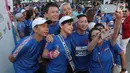 Presdir PT Bank UOB Indonesia Kevin Lam (kedua kanan) swafoto bersama peserta pada UOB Heartbeat Run & Walk di Jakarta, Minggu (7/7/2019). UOB Indonesia menggelar UOB Heartbeat Run/Walk untuk menggalang dana sebesar Rp440 juta untuk mendukung seni dan edukasi di Indonesia. (Liputan6.com/HO/Endang)