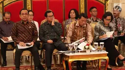 Sejumlah menteri mencatat paparan Presiden Joko Widodo dalam Sidang Kabinet Paripurna di Istana Negara, Jakarta, Senin (12/2). Pertama, Jokowi mengimbau para menteri terkait momentum pertumbuhan ekonomi yang semakin meningkat. (Liputan6.com/Angga Yuniar)