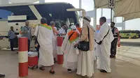 Paspor jemaah haji Indonesia harus dikumpulkan sebelum naik bus menuju ke hotel di Makkah, oleh karena itu harus dipegang masing-masing orang. (Liputan6.com/Nafiysul Qodar)