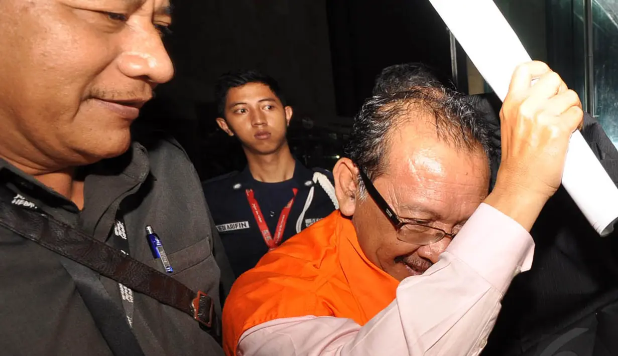 Direktur PT Media Karya Sentosa, Antonius Bambang Djatmiko keluar dari Gedung KPK mengenakan baju tahanan, Jakarta, Selasa (2/12/2014). (Liputan6.com/Miftahul Hayat) 