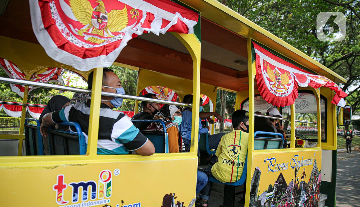 Wisatawan menaiki kereta saat mengunjungi TMII, Jakarta, Kamis (20/8/2020). Libur panjang yang bertepatan tahun baru islam di manfaatkan masyarakat bersama keluarga  berlibur ke sejumlah tempat wisata. (Liputan6.com/Faizal Fanani)