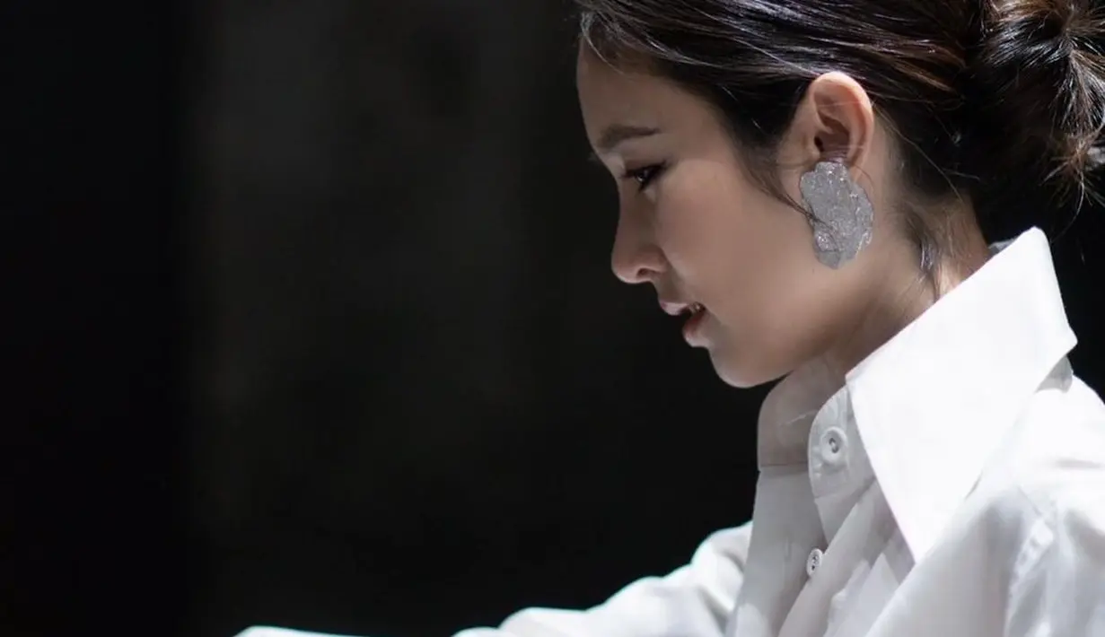 Tampilannya yang semi kasual terlihat lebih berkelas dengan sederet perhiasan yang ia kenakan. [@poydtreechada]