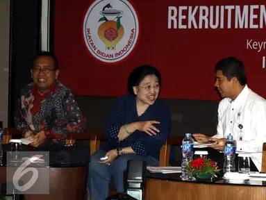 Pelindung IBI, Megawati Soekarnoputri berbincang dengan Menteri PANRB, Yuddy Chrisnandi saat diskusi, Jakarta, Senin(2/5). Megawati menyatakan negara harus memprioritaskan kesejahteraan profesi bidan pegawai tidak tetap (PTT). (Liputan6.com/Helmi Afandi)