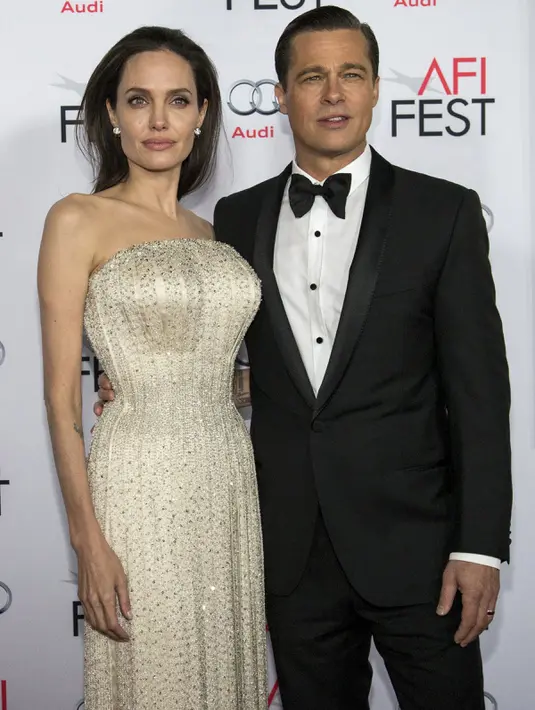 Artis Angelina Jolie dan Brad Pitt berpose di pemutaran perdana film " By the Sea " pada malam pembukaan AFI FEST 2015 di Hollywood, California, Kamis (5/11/2015). Angelina Jolie dan Brad Pitt menjadi pemeran utama dalam film ini. (REUTERS/Mario Anzuoni)