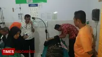 Korban saat menjalani perawatan di Puskesmas Kebondalem, Bangorejo, Banyuwangi. (TIMES Indonesia/Erwin Wahyudi)
