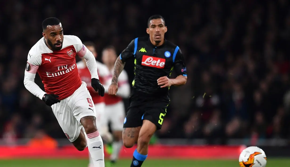 Aksi Alexander Lacazette lewati gelandang Napoli, Allan pada leg 1, babak perempat final Liga Europa yang berlangsung di Stadion Emirates, London, Jumat (12/4). Arsenal menang 2-0 atas Napoli. (AFP/Ben Stansall)