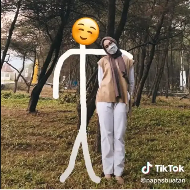 6 Editan Foto Wanita Bareng ‘Kekasih’ Emoji Ini Kreatif Sekaligus Kocak
