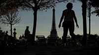 Di Paris, Menara Eiffel menjadi gelap sebagai penghormatan kepada Ratu Elizabeth II yang meninggal 8 September 2022. (AP)