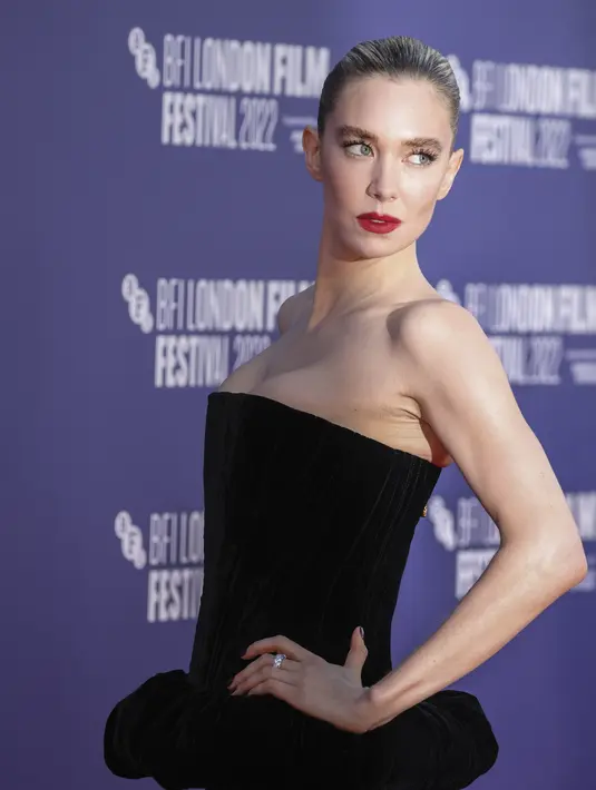 Vanessa Kirby berpose untuk fotografer saat tiba untuk pemutaran perdana film 'The Son' selama Festival Film London 2022 di London, Senin, 10 Oktober 2022. Aktris asal Inggris ini tampil dengan rambut pirangnya yang dikuncir. (Photo by Vianney Le Caer/Invision/AP)