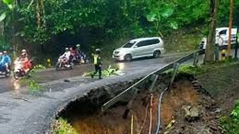 Jalan Nasional di Gunung Gumitir rawan tanah longsor dan pohon tumbang (Istimewa)