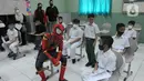 Spiderman berbincang dengan murid SD saat vaksinasi COVID-19 dosis kedua di Sekolah Al-Azhar, BSD, Tangerang Selatan, Banten, Senin (17/1/2022). Sebanyak 450 murid divaksin dengan melibatkan tokoh Spiderman untuk menghibur sekaligus menghilangkan rasa takut anak-anak. (merdeka.com/Arie Basuki)