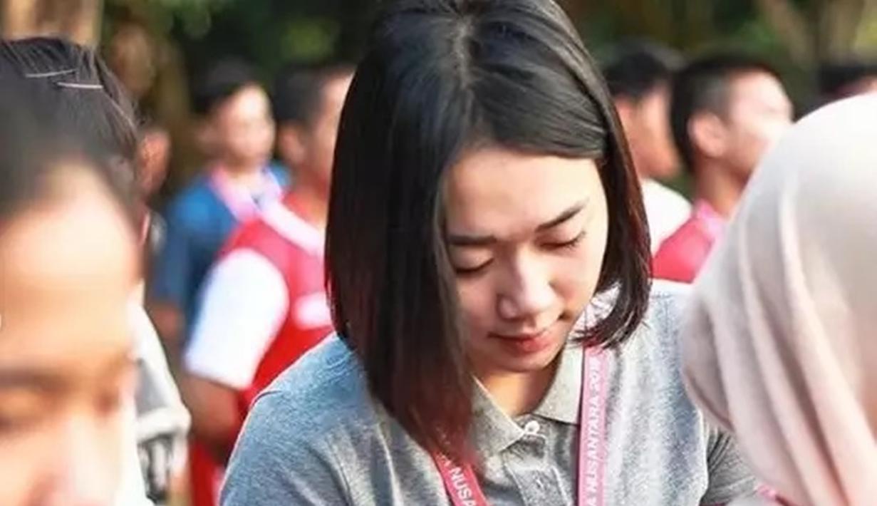 Puput Nastiti Devi berseragam polo polisi ini bikin gagal fokus. Saat ia bergaya candid, potret Puput Nastiti saat jadi polwan ini curi perhatian. Foto jadul Puput Nastiti ini banjir like dan komentar dari netizen. (Liputan6.com/IG/puputnastitidevi)