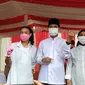 Calon Wakil Wali Kota Tangsel Rahayu Saraswati mendampingi pasangannya, Calon Wali Kota Tangsel Muhamad menyalurkan hak pilihnya di TPS 29 Ciputat. (Liputan6.com/Pramita Tristiawati)