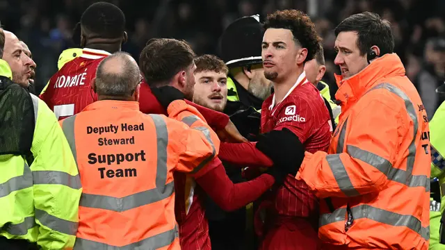 Foto: Momen Ricuh setelah Laga Derbi Liverpool di Liga Inggris, Arne Slot Diganjar Kartu Merah