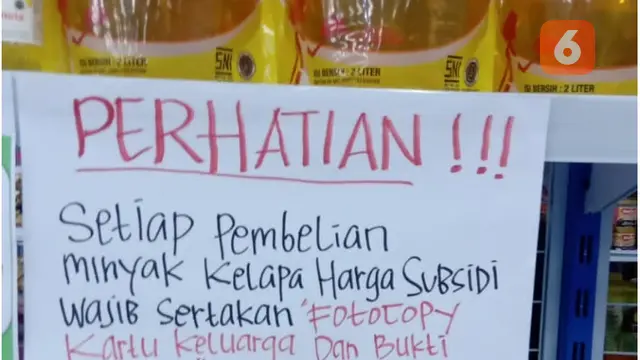 Salah satu supermarket di Kabupaten Gorontalo yang memberlakukan aturan khusus yang ingin mendapatkan minyak goreng satu harga (Arfandi/Liputan6.com)