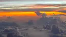 Terakhir, Hyoyeon juga membagikan foto pemandangan langit saat senja. Foto tersebut diambil oleh artis naungan SM Entertainment ini dari atas pesawat. Foto yang sangat cantik. (Foto: Instagram/ hyoyeon_x_x)