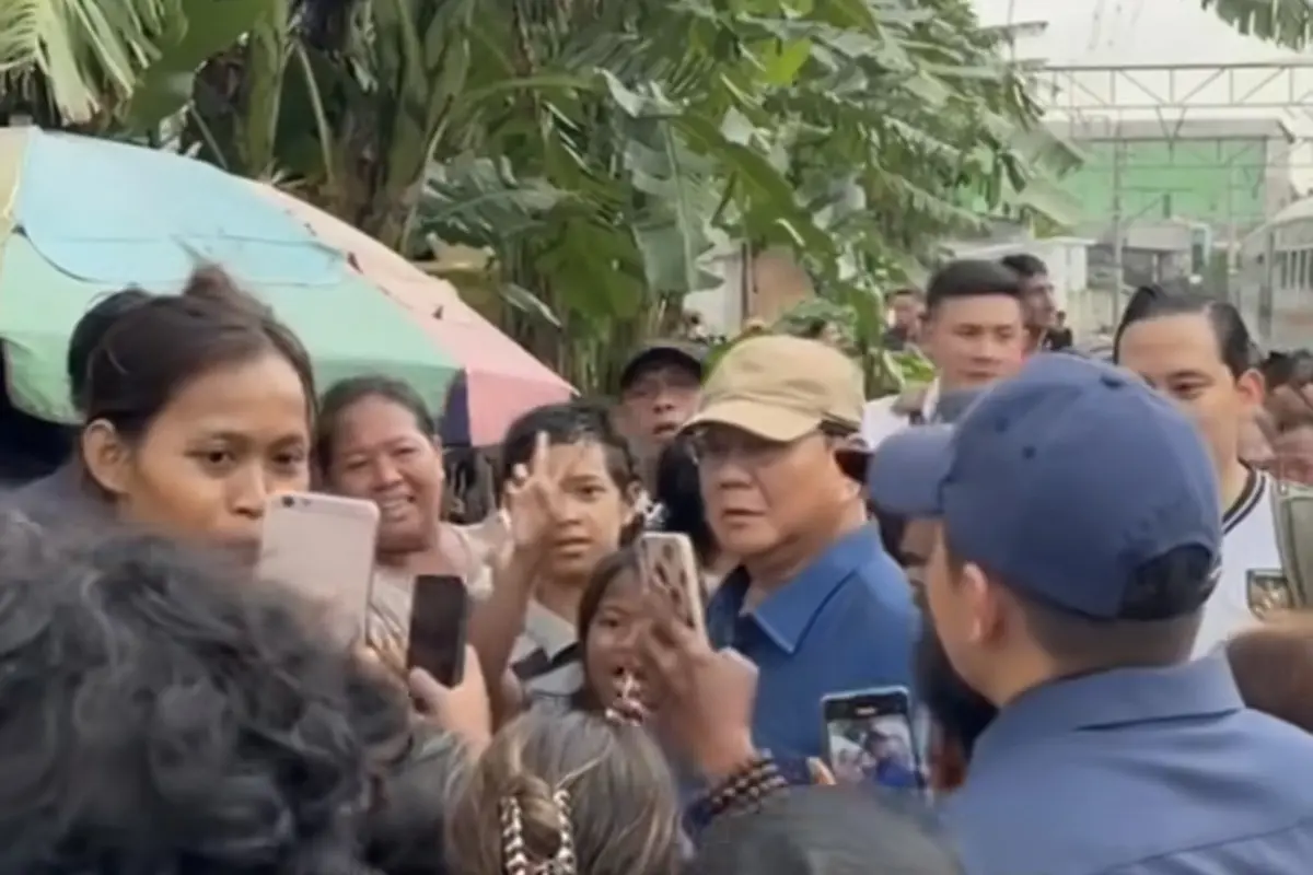 Presiden Prabowo blusukan ke permukiman di bantaran rel