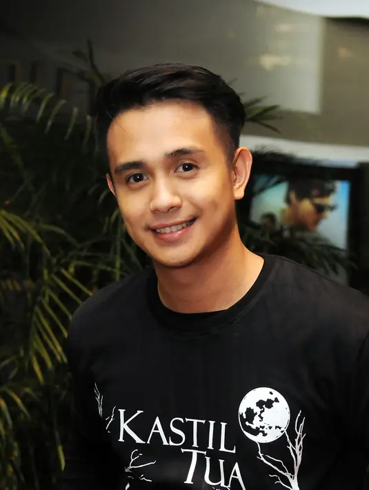 Ingin tampil maksimal dalam perannya sebagai Tristan di film Kastil Tua, Ajun Perwira pun menyesuaikan diri dengan karakter tersebut langsung di lokasi syuting. (Wimbarsana/Bintang.com)