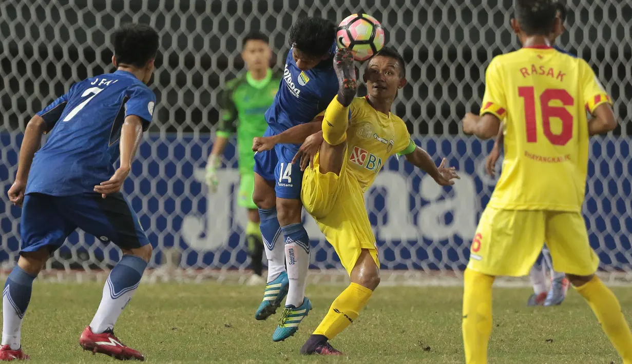 Pemain Bhayangkara FC U-19, Sani Fauzi (2kanan) berebut bola dengan pemain Persib U-19 pada laga Liga 1 U-19 di Stadion Patriot, Bekasi, (21/7/2017). Persib U-19 bermain imbang 1-1. (Bola.com/Nicklas Hanoatubun)