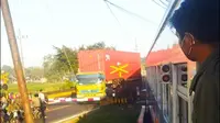 Sebuah truk kontainer nyaris tertabrak Kerata Api Logawa karena menerobos palang pintu perlintasan kereta api (Istimewa).