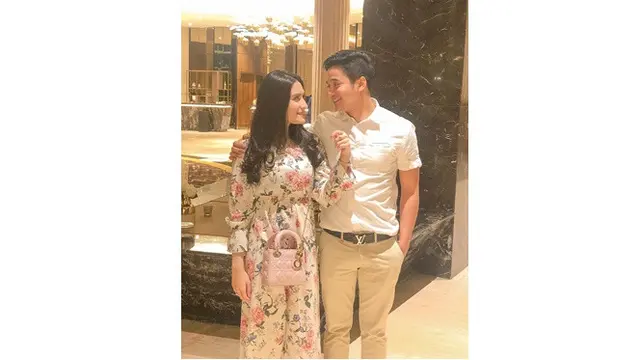 Berbeda 10 Tahun, Ini 6 Potret Cantik Angbeen Rishi Kekasih Adly Fairuz