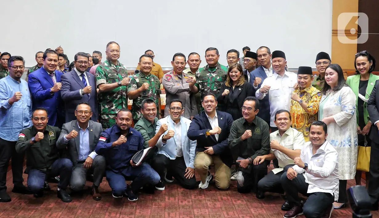 Kepala Staf Angkatan Laut (KSAL) Laksamana Yudo Margono dan Kapolri Jenderal Pol. Listyo Sigit Prabowo melakukan salam komando saat berfoto bersama anggota Komisi I seusai disetujui menjadi Panglima TNI dalam uji kelayakan dan kepatutan (fit and proper test) di Kompleks Parlemen, Senayan, Jakarta, Jumat (2/12/2022). (Liputan6.com/Angga Yuniar)
